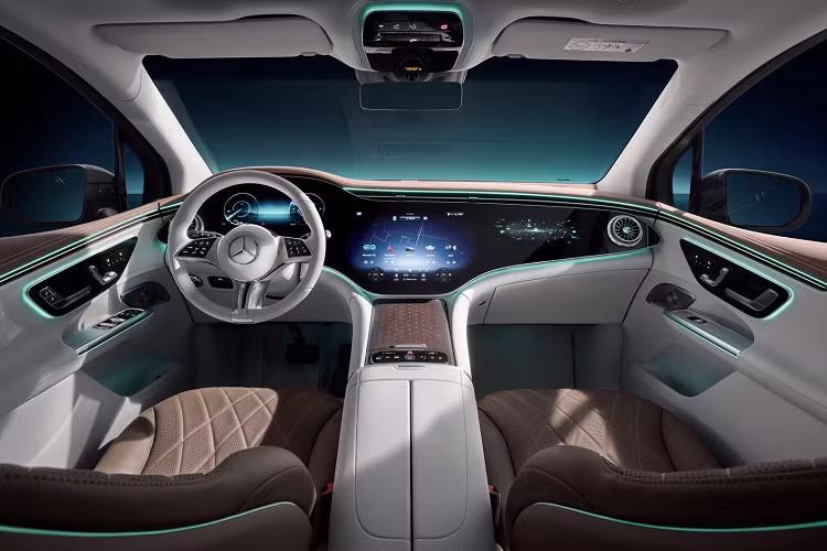 Nhìn thoáng qua, sẽ có cảm giác EQE SUV to lớn hơn EQE Sedan. Nhưng trên thực tế lại không hẳn như vậy: EQE SUV có chiều dài cơ sở chỉ 3.030 mm (trên tổng chiều dài 4.863 mm), ngắn hơn tới 90 mm so với EQE Sedan. Chiều rộng 1.940 mm và chiều cao 1.686 mm cũng khiến EQE SUV hẹp hơn 11 mm và thấp hơn 132 mm so với bản gầm thấp.