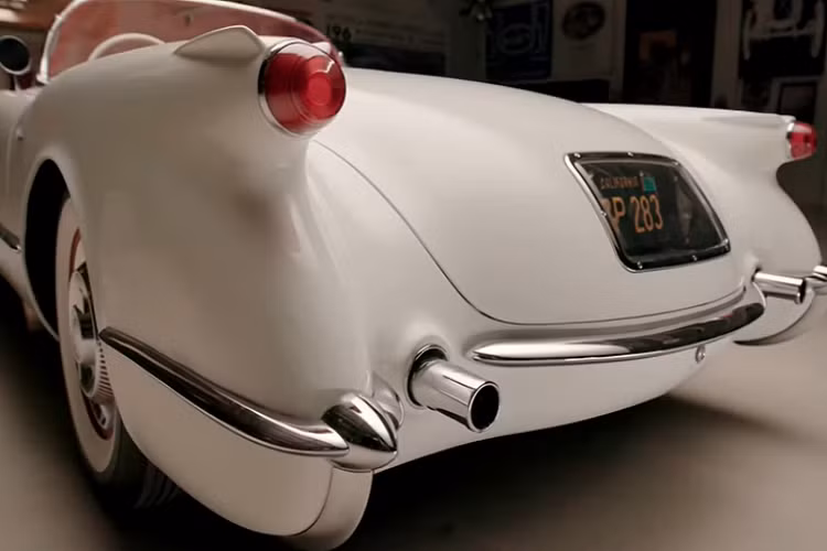 Nhưng hiệu suất vận hành không phải là điểm đáng nhớ nhất của Corvette C1. Nó đã bù đắp khiếm khuyết tốc độ bằng vẻ đẹp đẳng cấp. Những đường nét gọn gàng và thiết kế trang nhã của nó ngày nay trông vẫn ấn tượng như thời gian giữa những năm 50.