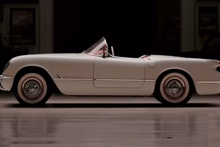 Khi chạy trên đường, chiếc Corvette C1 cổ điển mang tới trải nghiệm rất thú vị, đủ sức làm vui lòng người cầm lái. Theo lời chủ xe, chiếc xe này còn từng là một ngôi sao màn bạc Hollywood, xuất hiện trong bộ phim “It's a Mad, Mad, Mad, Mad World” năm 1963 với lớp sơn màu vàng.