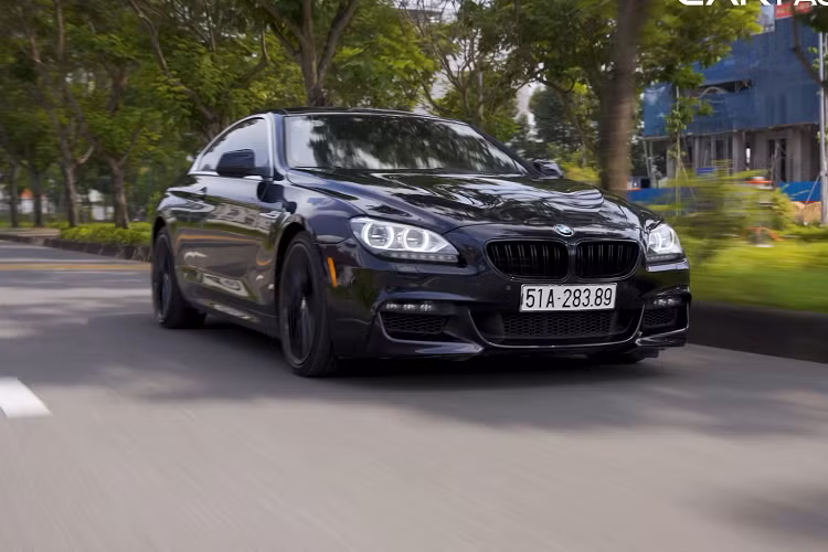 Chiếc BMW 650i tại Sài Gòn này thuộc bộ tam 6 Series được ra mắt lần đầu với dạng concept vào năm 2010. Tháng 1/2011, tại triển lãm quốc tế Bắc Mỹ, chiếc phiên bản mui trần F06 được giới thiệu, đến tháng 4/2011, phiên bản Coupe - F13 mới giới thiệu tại Mỹ và Thượng Hải. Còn bản Gran Coupe F13 được giới thiệu tại triển lãm ô tô New York 2012.