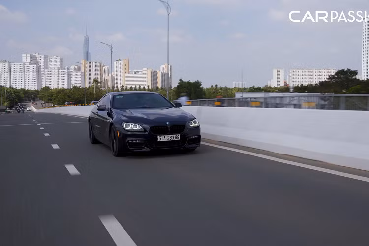 Đánh giá tổng quan, sau 10 năm bộ ghế da của xe do tông màu sáng nên chỉ đạt 85%, còn lại tất cả các chi tiết, động cơ đều hoạt động hoàn hảo. BMW 650i 2012 không chỉ là chiếc xe thể thao sử dụng hằng ngày mà còn có thể sưu tập bởi đây là chiếc xe duy nhất tại Việt Nam. Hiện giá xe BMW 650i đời 2012 đang được chào bán với 1,6 tỷ ở Sài Gòn. 