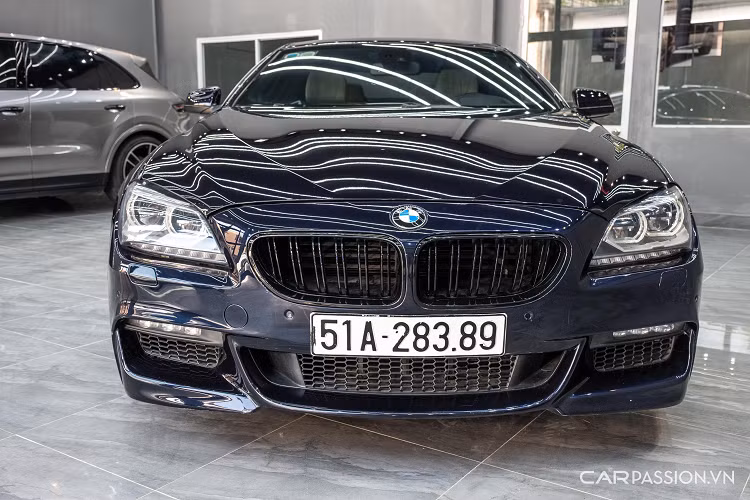 Động cơ xăng 650i 2012 có dung tích 4.4L tăng áp kép, công suất 402 mã lực tạo 5.800 vòng/phút và mô men xoắn cực đại đạt 600 Nm từ 1.750-4.500 vòng/phút, kết hợp hộp số ZF 8 cấp quen thuộc trên các mẫu xe thể thao, xe hiệu năng cao của Jaguar, Aston Martin, Maserati... Khả năng tăng tốc của xe từ 0-100 km/h trong 4,7 giây.