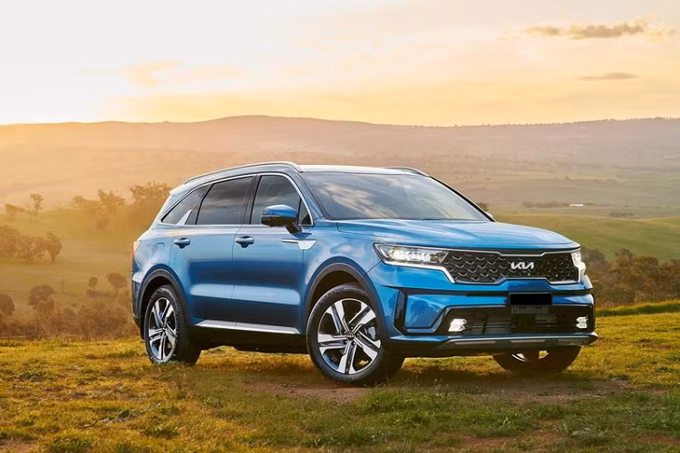 Mẫu xe SUV Kia Sorento Hybrid sở hữu bộ pin lithium-ion polymer 14 kWh cho phạm vi hoạt động lên đến 68 km ở chế độ chạy điện. Xe được trang bị ổ cắm Type 2 có khả năng sạc từ 15 - 95% trong 3 giờ 25 phút.