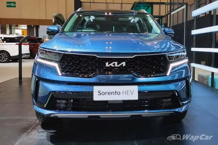 Vì chia sẻ khung gầm với Kia Carnival, Hyundai Staria và Kia Sportage, Kia Sorento Hybrid 2023 mới cũng dùng động cơ xăng tăng áp 1.6L, kết hợp mô-tơ điện cho tổng công suất 228 mã lực và mô-men xoắn 350 Nm. Sức mạnh được gửi đến các bánh xe thông qua hộp số tự động 6 cấp và hệ dẫn động cầu trước.
