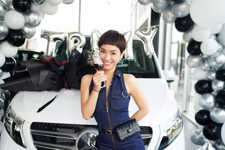 Tra My Idol tau MPV hang sang Mercedes-Benz V250 hon 2,6 ty dong
