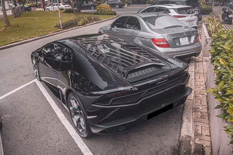 Với sức mạnh này, Huracan LP610-4 có thể tăng tốc 0-100 km/h trong 3,2 giây và đạt vận tốc tối đa 330 km/h. Lamborghini cung cấp cho Huracan ba chế độ lái Strada (đường phố), Sport (thể thao) và Corsa (đua).