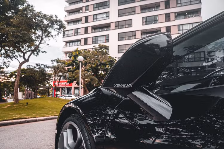 Bên trong cabin, chiếc Lamborghini Huracan LP610-4 màu đen bóng “độc nhất” Việt Nam này có nội thất được phối màu đen-đỏ thể thao, sử dụng chất liệu da cao cấp và da lộn. Vô lăng bọc một phần chất liệu da lộn, tích hợp lẫy chuyển số to. Bên phía trái vô lăng có nhiều nút điều khiển các chế độ của hệ thống đèn, thay vì tích hợp trên vô lăng như nhiều dòng xe khác.