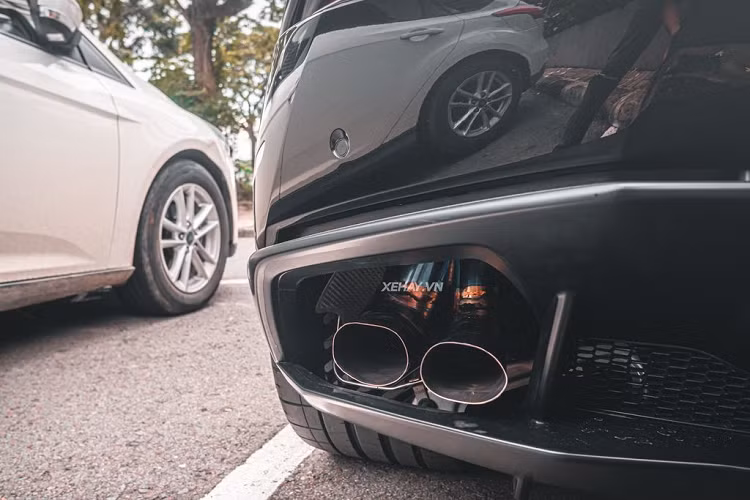 Cung cấp “sức mạnh” cho Lamborghini Huracan LP610-4 là khối động cơ V10 hút khí tự nhiên, dung tích 5.2 lít. Động cơ sản sinh công suất 601 mã lực và 560 Nm mô-men xoắn. Sức mạnh được truyền đến bốn bánh xe thông qua hộp số ly hợp kép 7 cấp.