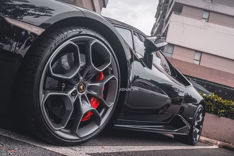 Chi tiết đáng chú ý tiếp theo trên chiếc Lamborghini Huracan LP610-4 này là bộ la-zăng đa chấu “Giano” tạo hình bông hoa, kích thước 20 inch sơn màu Gun Metal. Chịu trách nhiệm chế ngự sức mạnh của Huracan là hệ thống phanh gốm carbon, đi kèm với bộ lốp Pirelli P Zero 305/30 ở phía sau.