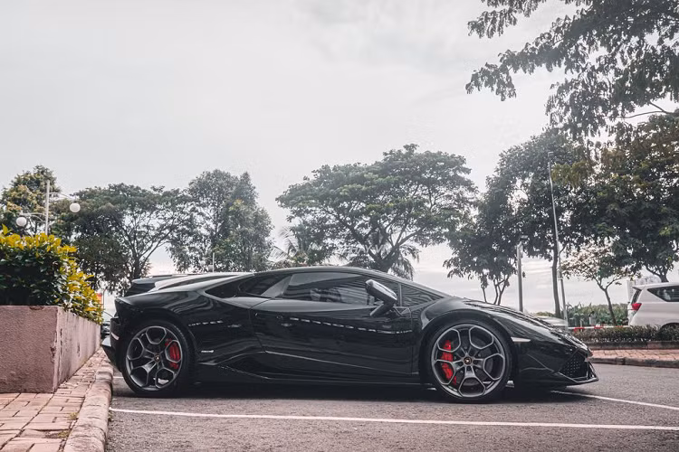Lamborghini Huracan LP610-4 được trang bị cụm đèn pha Full LED với dải đèn chiếu sáng ban ngày hình chữ Y quen thuộc. Cản trước đồng màu với hai hốc hút gió lớn, đây cũng chính là đặc điểm nhận biết lớn nhất giữa mẫu Huracan LP 610-4 và LP 580-2.
