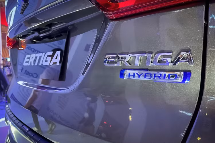 Nguồn cung cấp sức mạnh cho Suzuki Ertiga Sport Hybrid 2023 tại Philippines cũng là hệ truyền động mild hybrid giống xe ở Indonesia. Hệ truyền động có tên Smart Hybrid Vehicle này bao gồm động cơ xăng 4 xi-lanh, hút khí tự nhiên, dung tích 1.5L, đi kèm máy phát điện tích hợp bộ đề ISG và cụm pin lithium-ion 6 Ah 12 V.