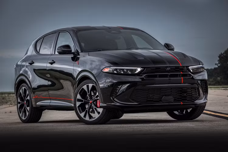 Dodge đã lấy cảm hứng từ Omni GLH những năm 1980, viết tắt của “Goes Like Hell” trong việc thiết kế Hornet GT GLH Concept cho Dodge. Chiếc xe trưng bày này được sơn màu đen với một loạt các điểm nhấn màu đỏ bắt mắt.