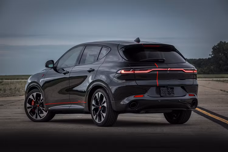 Nhiều bộ phận đặc biệt cũng làm cho Hornet GT GLH Concept trở nên nổi bật. Những chi tiết này bao gồm một bộ hạ thấp hệ thống treo giúp giảm hơn 2 cm chiều cao tổng thể của xe, một ống xả kép với các đầu chrome màu đen, bộ mâm xe 20 inch được sơn Direct Connection GLH và mặt máy, các chi tiết trang trí Direct Connection GLH với các sọc và logo và một tấm chắn phía sau đặc biệt.