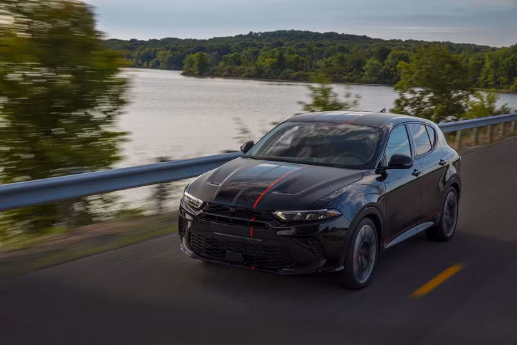 Dodge hứa hẹn sẽ công bố chi tiết cụ thể hơn về các bộ phận này của Hornet bao gồm số mã lực, giá cả và các thông tin chi tiết trong thời gian tới. Hai biến thể của Hornet được phát triển dựa trên Alfa Romeo Tonale sẽ được cung cấp. Phiên bản cao cấp nhất chính là Hornet R/T plug-in hybrid. Mẫu xe này được trang bị khối động cơ bốn xi-lanh tăng áp 1.3 lít hoạt động cùng với một mô-tơ điện ở trục sau với công suất 121 mã lực.