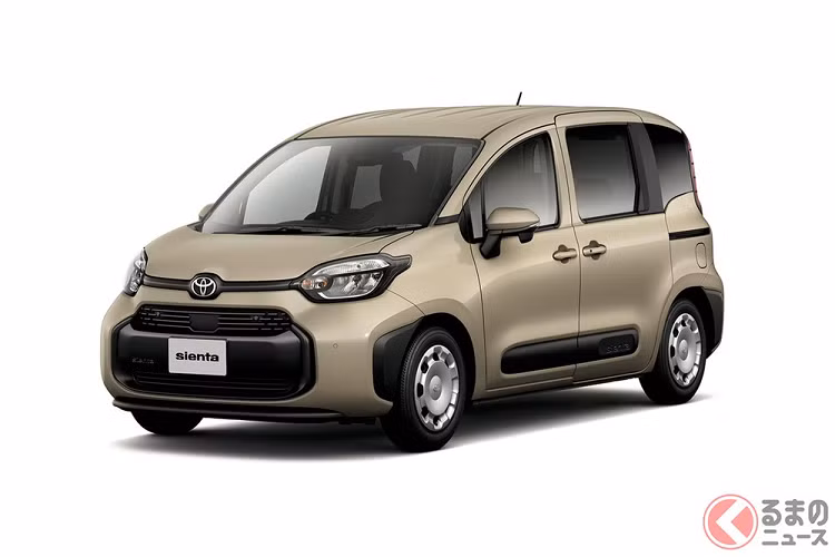 Bên dưới xuất hiện lưới tản nhiệt và hốc gió trung tâm được ngăn cách với nhau bằng nẹp màu đen dày dặn để lắp biển số trước. Ngoài ra, hốc gió trung tâm của bản cao cấp còn được bao quanh bằng viền màu bạc.