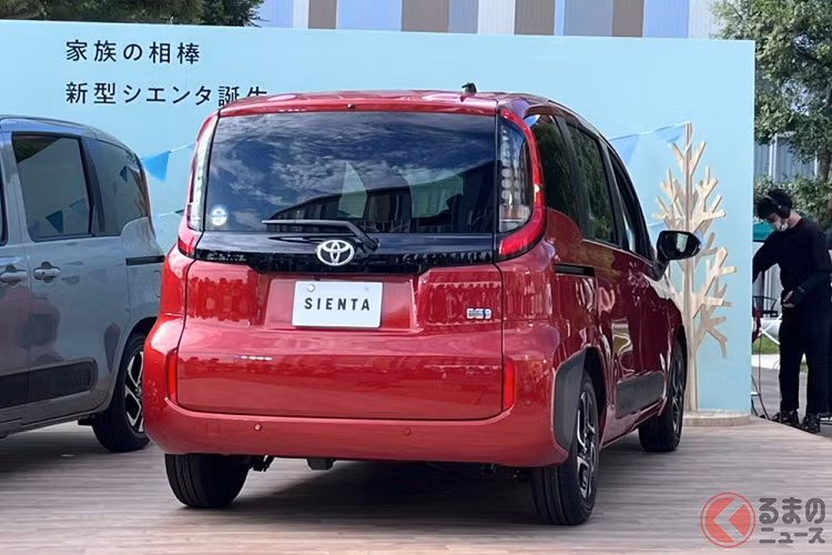 Theo hãng Toyota, cái tên Sienta được ghép từ 2 từ "siete" (có nghĩa là "số 7" trong tiếng Tây Ban Nha) và "entertain" (có nghĩa là "giải trí" trong tiếng Anh). Tuy nhiên, trên thực tế thì mẫu xe này sở hữu nội thất có 2 cấu hình là 5 chỗ và 7 chỗ.
