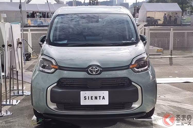 Phiên bản hybrid của mẫu MPV này có cả hệ dẫn động 1 cầu hoặc 2 cầu. Lượng xăng tiêu thụ trung bình của phiên bản hybrid dao động từ 25,3 - 28,8 km/lít (3,47 - 3,95 lít/100 km). Sau Nhật Bản, xe dự kiến còn được bán ở nhiều thị trường khác như Indonesia và Thái Lan. Ở những thị trường này, Toyota Sienta 2023 sẽ được định vị thấp hơn Innova.