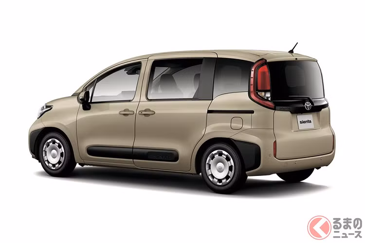 Trong khi đó, hai góc cản trước và nóc lại được thiết kế tròn trịa để xe trông nhỏ gọn hơn. Trên cửa và chắn bùn trước/sau còn có ốp nhựa màu đen, gợi liên tưởng đến những mẫu xe châu Âu như Renault hoặc Citroen. Vành la-zăng của xe sẽ là loại bằng thép, đi kèm ốp mâm ở bản thấp... và loại bằng nhôm sơn 2 màu ở bản cao cấp.