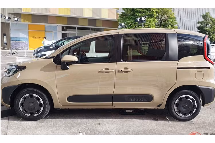 Được phát triển dựa trên cơ sở gầm bệ TNGA (GA-B), mẫu xe MPV cỡ nhỏ Toyota Sienta 2023 không thay đổi nhiều về kích thước với chiều dài 4.260 mm, chiều rộng 1.695 mm, chiều cao 1.695 - 1.715 mm (tùy phiên bản) và chiều dài cơ sở 2.750 mm.