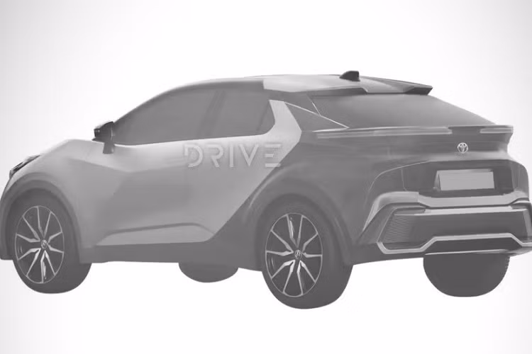 Trên đầu xe, mẫu xe SUV Toyota bZ2X 2023 mới được trang bị lưới tản nhiệt cỡ lớn và tích hợp đèn sương mù trước. Lưới tản nhiệt được bao quanh bằng viền hình chữ "u" màu đen dày dặn. Thêm vào đó là cụm đèn pha LED thanh mảnh và dải đèn LED định vị ban ngày hình móc câu nằm sát nắp ca-pô. Bên sườn, mẫu SUV mới có nhiều đường cắt góc cạnh và tay nắm cửa nằm chìm vào thân xe. 