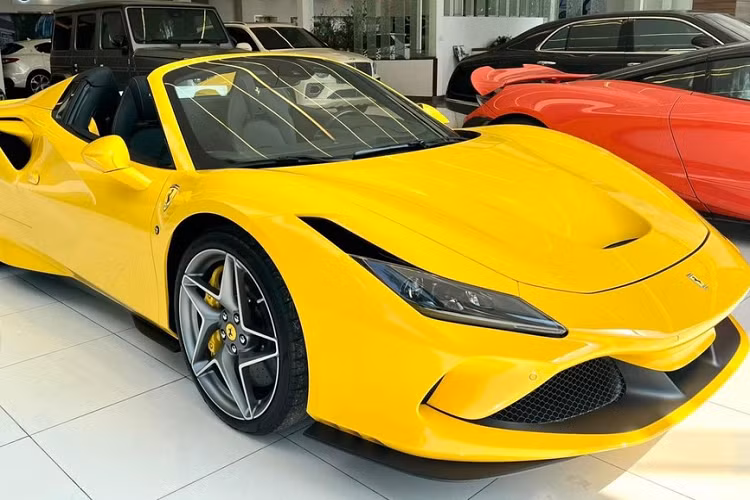Được biết, đây chính là chiếc Ferrari F8 Spider thứ 4 về nước và hiện chỉ có 2 chiếc đang sẵn sàng phục vụ đại gia Việt, chiếc F8 Spider còn lại mang màu trắng đang cư trú ở showroom xe nằm trên đường Trần Phú, quận 5, TP HCM. Siêu xe Ferrari F8 Spider họp mặt với hàng hiếm McLaren 765LT ở Hà Nội, 1 cặp siêu xe trời sinh có sẵn cho đại gia Việt