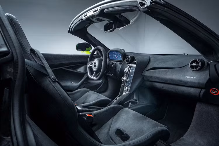Đây cũng là giá bán chung của một số thị trường Đông Nam Á như Singapore hay Thái Lan dành cho siêu xe mui trần McLaren 765LT Spider. Trước đó, các siêu xe về Việt Nam theo diện chính hãng hay tư nhân cũng đều đắt hơn các thị trường trên từ 3 tỷ đồng và cá biệt có xe chênh lệch hơn 20 tỷ đồng