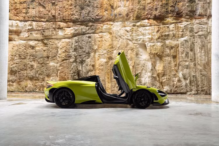 Ngoài việc chốt giá từ 16 tỷ đồng cho siêu xe hybrid McLaren Artura, đại lý McLaren Việt Nam mới đây đã ấn định thêm giá bán cho một chiếc siêu xe chưa có mặt tại dải đất hình chữ S này và nhiều người dễ dàng đoán ra đó chính là McLaren 765LT Spider.