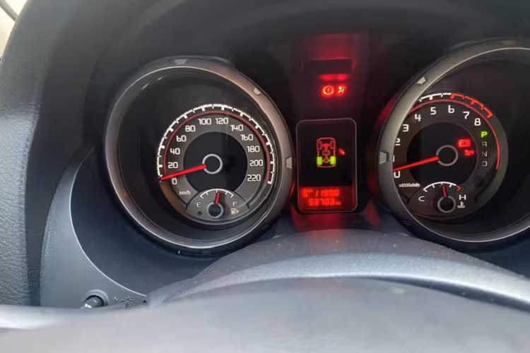 Bên ngoài, Mitsubishi Pajero GLS V6 3.0 được trang bị đèn pha HID tự động tích hợp đèn LED ban ngày và rửa đèn; la-zăng hợp kim 18 inch đi kèm bộ lốp 265/60R18; gương chiếu hậu chỉnh điện tích hợp đèn báo rẽ và sấy gương...