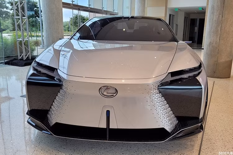 Được phát triển dựa trên cơ sở gầm bệ dành riêng cho xe ôtô điện của Lexus, LF-Z Electrified Concept sở hữu ngoại hình SUV lai Coupe độc đáo. Có thể thấy rõ điều này qua thiết kế sườn xe với nóc dốc về phía sau và kính cửa sổ khá hẹp. Ngoài ra, bên sườn của Lexus LF-Z Electrified Concept còn có đường dập gân nổi bật, kéo dài từ hốc bánh trước lên cột C, bộ vành cỡ lớn, camera kỹ thuật số thay cho gương chiếu hậu và tay nắm cửa nằm chìm vào thân xe.