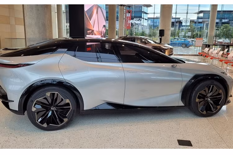 Mẫu xe SUV Lexus LF-Z Electrified Concept là mẫu xe từng lần đầu tiên ra mắt ở nước ngoài vào hồi tháng 3 năm ngoái. Vào thời điểm đó, Lexus khẳng định đây là mẫu xe concept kết hợp giữa khả năng vận hành, phong cách thiết kế và công nghệ sáng tạo đi trước thời đại đến 4 năm.