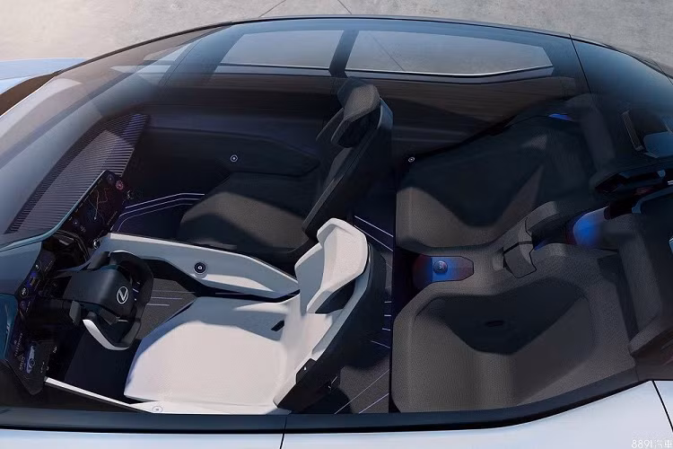 "Trái tim" của Lexus LF-Z Electrified Concept là 2 mô-tơ điện, tạo ra công suất tổng cộng 536 mã lực và mô-men xoắn cực đại 700 Nm. 2 mô-tơ điện này kết hợp với cụm pin lithium-ion làm mát bằng dung dịch, cho phép xe có thể di chuyển 600 km sau khi sạc đầy pin.