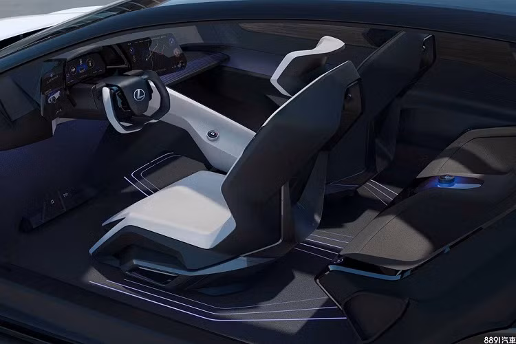 Ngoài ra, với cách bố trí 2 mô-tơ điện trên 2 cầu, Lexus LF-Z Electrified Concept còn sở hữu hệ dẫn động 4 bánh toàn thời gian Direct4. Nhờ đó, xe có thể tăng tốc từ 0-100 km/h trong thời gian 3 giây và đạt vận tốc tối đa 200 km/h.