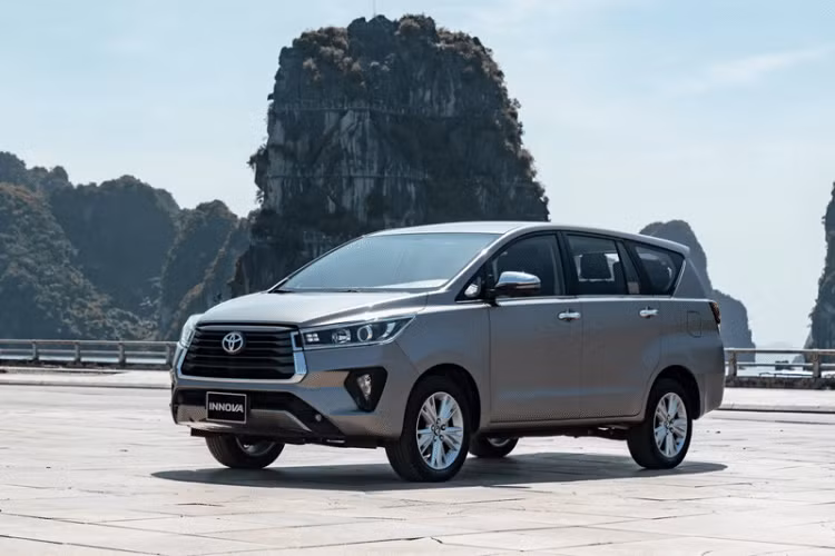 Mức giá khá cao so với các đối thủ cùng phân khúc là một trong những nguyên nhân khiến cho cái tên Innova không còn hấp dẫn người tiêu dùng Việt. Tổng kết 8 tháng đầu năm 2022, doanh số Toyota Innova đạt 1.792 xe, chỉ ngang ngửa với lượng xe bán ra của Mitsubishi Xpander trong một tháng (1.712 xe/tháng).