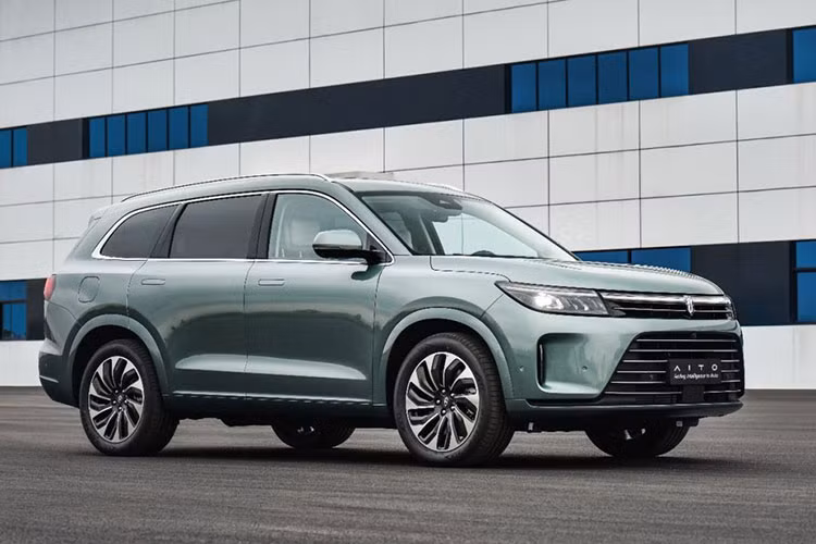 Phiên bản RWD chạy được 195 km chỉ bằng mô-tơ điện và 1.100 km với sự tham gia của động cơ xăng. Hai con số tương ứng của phiên bản AWD là 165 km và 1.000 km. Thêm vào đó là lượng xăng tiêu thụ 6,86 lít/100 km ở bản RWD và 7,45 lít/100 km ở bản AWD. Hiện AITO đã xây dựng trên 180.000 trụ sạc công cộng tại hơn 300 thành phố tại Trung Quốc để phục vụ người dùng ôtô điện của mình.