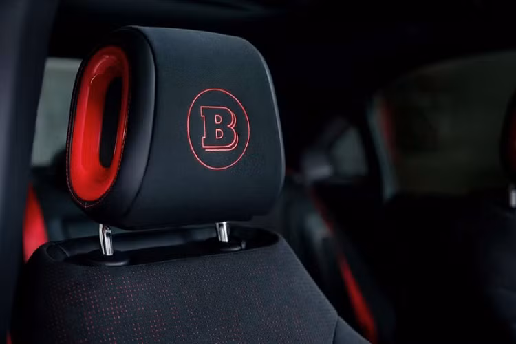 Tuy nhiên, một số nguồn tin cho rằng phiên bản hiệu suất cao Smart #1 - của Brabus sẽ mạnh hơn 400 mã lực, giúp xe tăng tốc từ 0 - 100 km/h trong 3,7 giây.