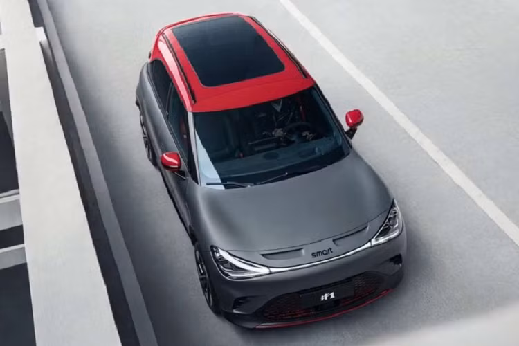 Cản sau và bộ khuếch tán trên phiên bản hiệu suất của Smart #1 của Brabus cũng có thiết kế khỏe khoắn hơn, trong khi bậc cửa bên hông được tinh chỉnh. Ngoài ra, chiếc xe điện còn được bổ sung cánh gió phía sau và mâm hợp kim 19 inch sơn 2 tông màu. Quanh thân xe có nhiều điểm nhấn màu đỏ, chuẩn phong cách của Brabus.