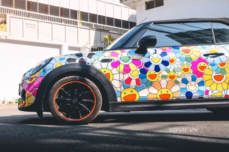 Mini Cooper S Convertible màu độc này còn có bộ mâm 5 cánh sơn đen kèm đường chỉ màu đỏ làm nổi bật phần bánh xe.