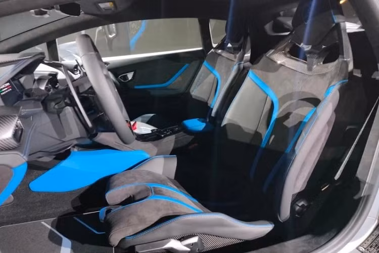 Siêu xe Lamborghini Huracan Tecnica vẫn được trang bị khối động cơ xăng V10, dung tích 5.2 lít, hút khí tự nhiên, sản sinh công suất tối đa 631 mã lực, tăng 30 con ngựa so với Huracan EVO RWD và mô-men xoắn cực đại 565 Nm. Lamborghini Huracan Tecnica không chỉ mạnh mà còn nhẹ hơn Huracan EVO RWD khoảng 10 kg nhờ nắp ca-pô bằng sợi carbon.