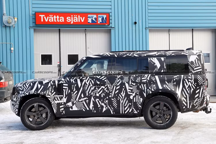 Land Rover Defender là mẫu SUV địa hình nổi tiếng. Xe có mặt tại Việt Nam vào năm 2020 với 5 phiên bản, giá bán từ 3,855 tỷ đồng. Mẫu Defender 90 3 cửa độc đáo hiện diện vào năm 2021 với hai phiên bản SE và X kèm giá bán lần lượt là 3,935 và 6,555 tỷ.