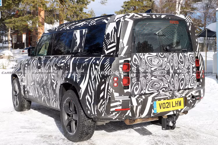 Ngoài ra, mẫu Land Rover Defender thế hệ mới cũng sở hữu các tuỳ chọn động cơ dung tích nhỏ hơn gồm động cơ tăng áp 4 xy-lanh thẳng hàng dung tích 2.0 lít với công suất 296 mã lực và mô-men xoắn 400 Nm, động cơ mild-hybrid 6 xy lanh thẳng hàng dung tích 3.0 lít cho công suất 395 mã lực và mô-men xoắn 550 Nm.