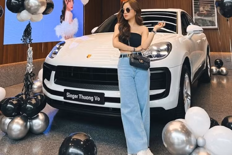Cộng đồng mạng Tik Tok chắc không còn quá xa lạ với Thương Võ, người đẹp 9X được biết đến với các bài hát như Em Say Rồi, Em Nào Có Tội Chiếm Giữ hay nổi tiếng nhất vẫn là các màn cover lại các bài hát nổi tiếng của đồng nghiệp hay đàn anh trong nghề. Và mới đây, Thương Võ chia sẻ việc tậu chiếc xe Porsche Macan 2022 mới.