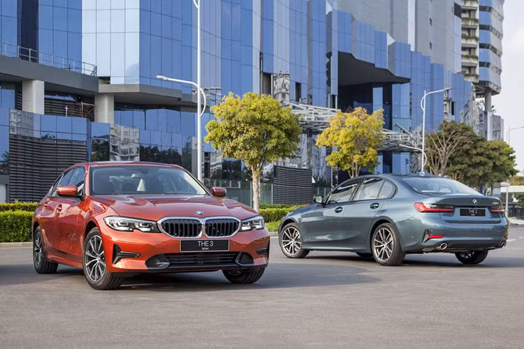 Dự đoán phiên bản BMW 330i mới sẽ sử dụng máy xăng, tăng áp, dung tích 2.0L nhưng có thông số kỹ thuật tương ứng là 284 mã lực và 400 Nm, trang bị hộp số vẫn là loại tự động 8 cấp nhưng đi kèm hệ dẫn động cầu sau.