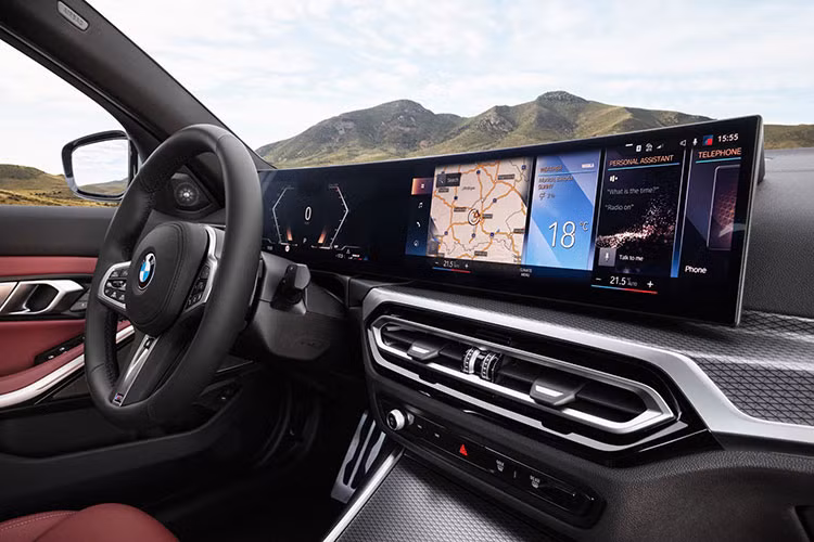 Về khả năng vận hành, BMW 3-Series có 2 tùy chọn động cơ. Trong đó, phiên bản 320i được trang bị máy xăng, tăng áp, dung tích 2.0L đi kèm hộp số tự động 8 cấp cho công suất tối đa 184 mã lực và mô-men xoắn cực đại đạt 300 Nm.