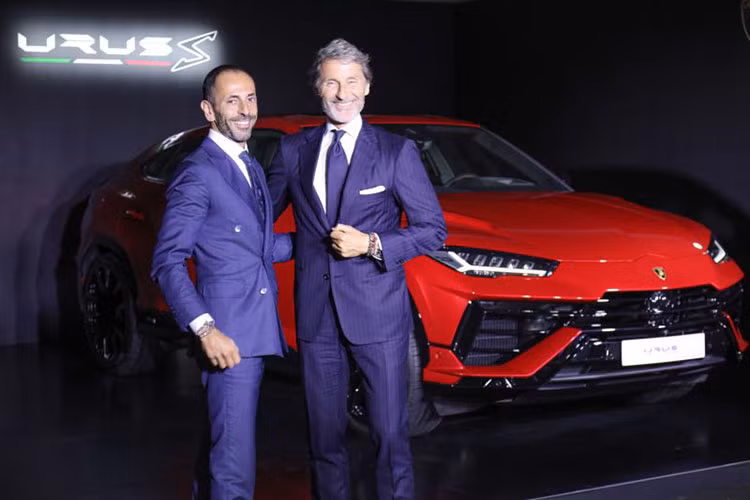 Tại thị trường Việt Nam, giá xe Lamborghini Urus S 2022 cũng được công bố mới đây với mức khởi điểm là 14,3 tỷ đồng (đắt hơn thị trường Hàn Quốc khoảng gần 9 tỷ đồng) và được phân phối chính hãng. Mẫu xe mới này được kỳ vọng sẽ định hình và nâng tầm phong cách, sự xa xỉ và tính linh hoạt của chiếc Siêu SUV Lamborghini.