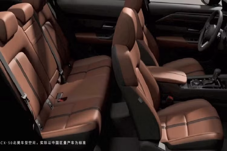Cả hốc bánh lẫn sườn xe đều có nẹp bằng nhựa màu đen. Đằng sau, Mazda CX-50 2023 được trang bị cụm đèn hậu có thiết kế khá giống đèn pha với tạo hình tròn trịa bên trong. Ở hai góc cản sau cũng có khe gió nằm dọc giống với cản trước. Thêm vào đó là tấm ốp màu bạc bên dưới cản sau, bao quanh 2 đầu ống xả hình tròn.