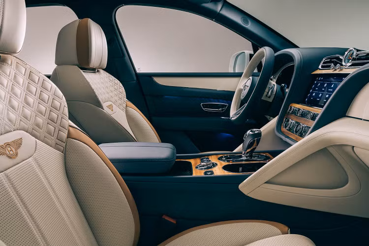 Điểm nổi bật của Bentley Bentayga Odyssean Edition là việc lựa chọn các vật liệu trang trí trong khoang nội thất của xe, cấu hình nội thất ba màu độc đáo và đường thêu ombre trên ghế.