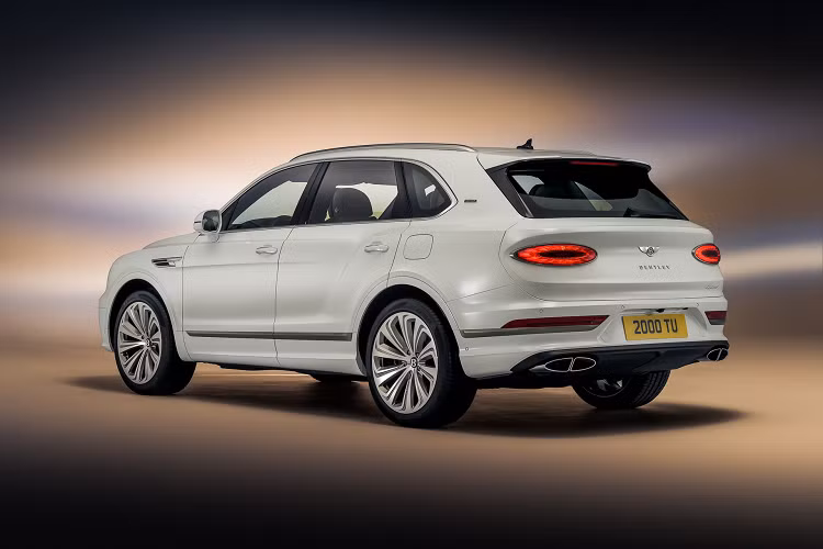 Giá xe Bentley Bentayga Odyssean Edition chau được tiết lộ, nhưng đã có sẵn để các đại gia đặt hàng. Dây chuyền sản xuất 70 chiếc sẽ bắt đầu vào quý đầu tiên của năm 2023.