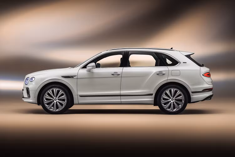SUV siêu sang Bentley Bentayga Odyssean thứ hai sau Flying Spur được trang bị có bộ la-zăng hợp kim 22 inch với các chi tiết Pale Brodgar, phù hợp với các điểm nhấn trên thân xe phía dưới và huy hiệu đặc biệt trên cột D của xe.
