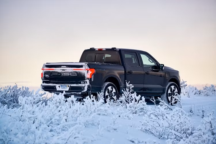 Đối với cấu hình Standard Range, F-150 Lightning sử dụng thiết lập mô-tơ điện kép cho công suất 426 mã lực và momen xoắn 1.050 Nm. Trong khi đó, Extended Range có hai mô-tơ điện mạnh mẽ hơn sản sinh tổng công suất 563 mã lực và cùng momen xoắn là 1.050 Nm.