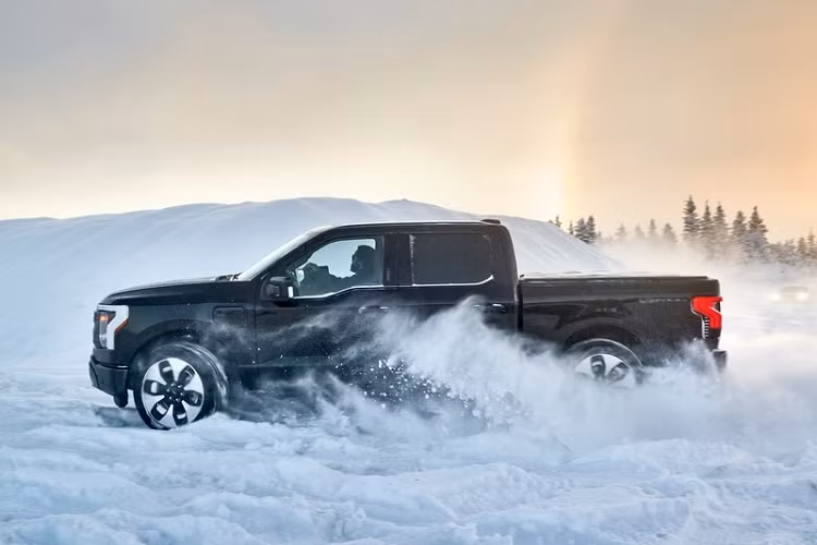 Về hệ truyền động, Ford F-150 Lightning cung cấp 2 tùy chọn cấu hình là Standard Range và Extended Range, cho phạm vi di chuyển tối đa tương ứng 230 dặm (~ 370 km) và 300 dặm (~ 483 km).